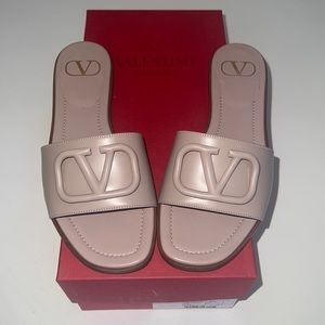Valentino Vlogo Poudre Slides